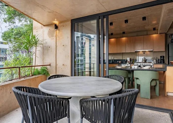 Stylish With Balcony Steps From Cafe Apartamento *