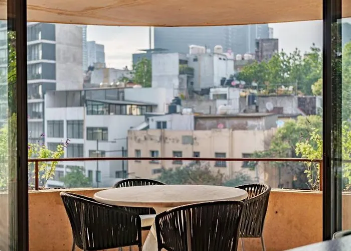 Stylish With Balcony Steps From Cafe Apartamento