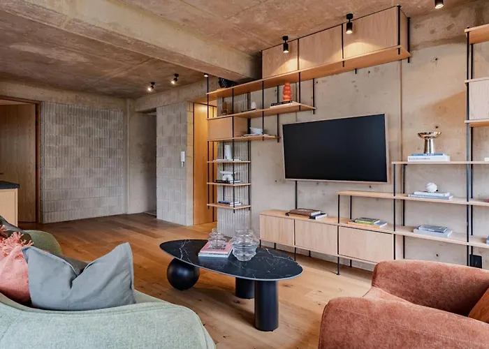 Stylish With Balcony Steps From Cafe Apartamento